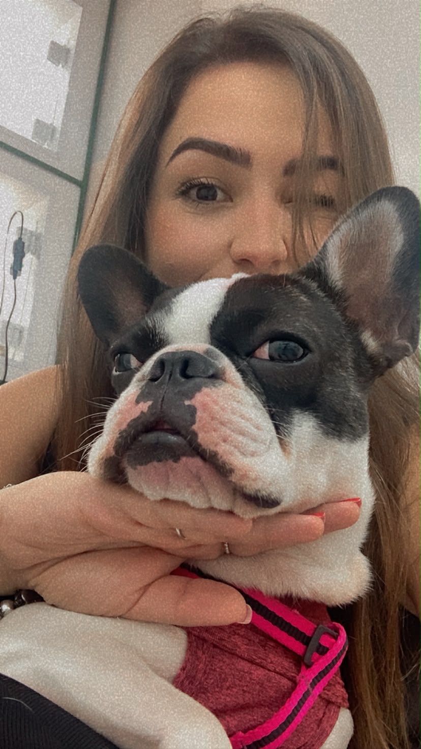 Dra. Juliana Hardy com um bulldog francês