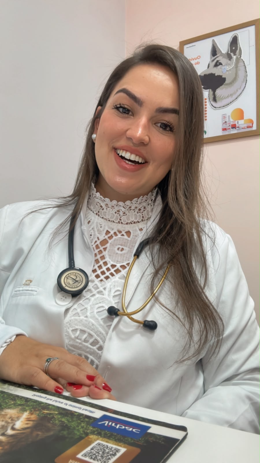 Dra. Juliana Hardy em consulta com estetoscópio