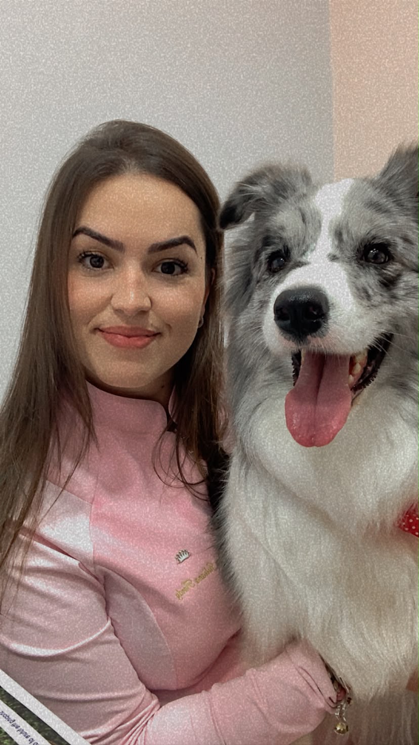 Dra. Juliana Hardy ao lado de um cachorro